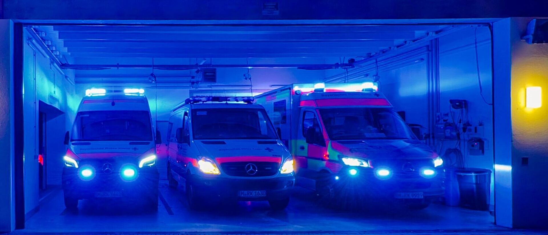 Die Einsatzfahrzeuge der BRK Bereitschaft Deisenhofen sowie der Rettungswache 13