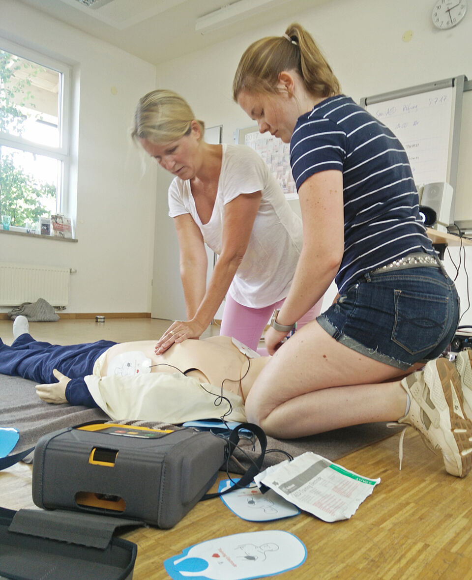 Wiederbelebung am Übungsphantom beim Roten Kreuz in Deisenhofen