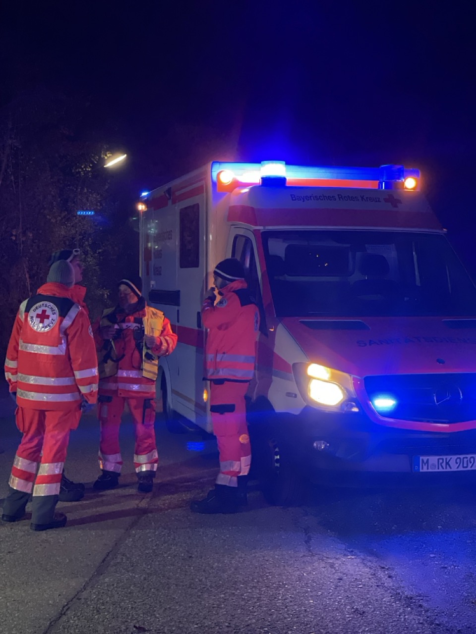 Besprechung BRK-Einsatzkräfte vor RTW