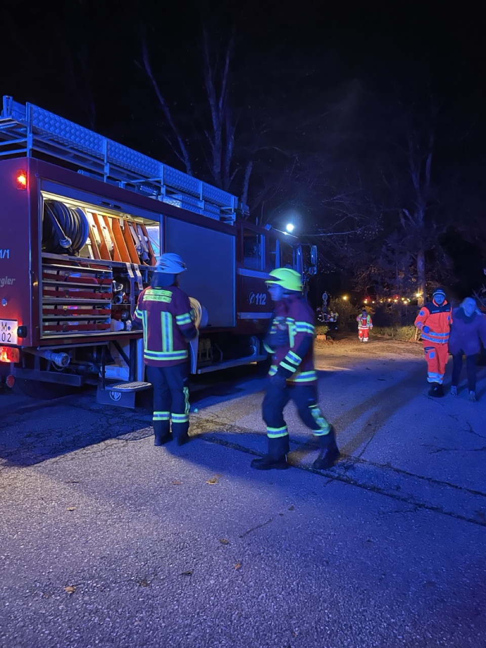 Feuerwehrkräfte und BRK Feuerwehrkräfte und BRK mit verletzter Person