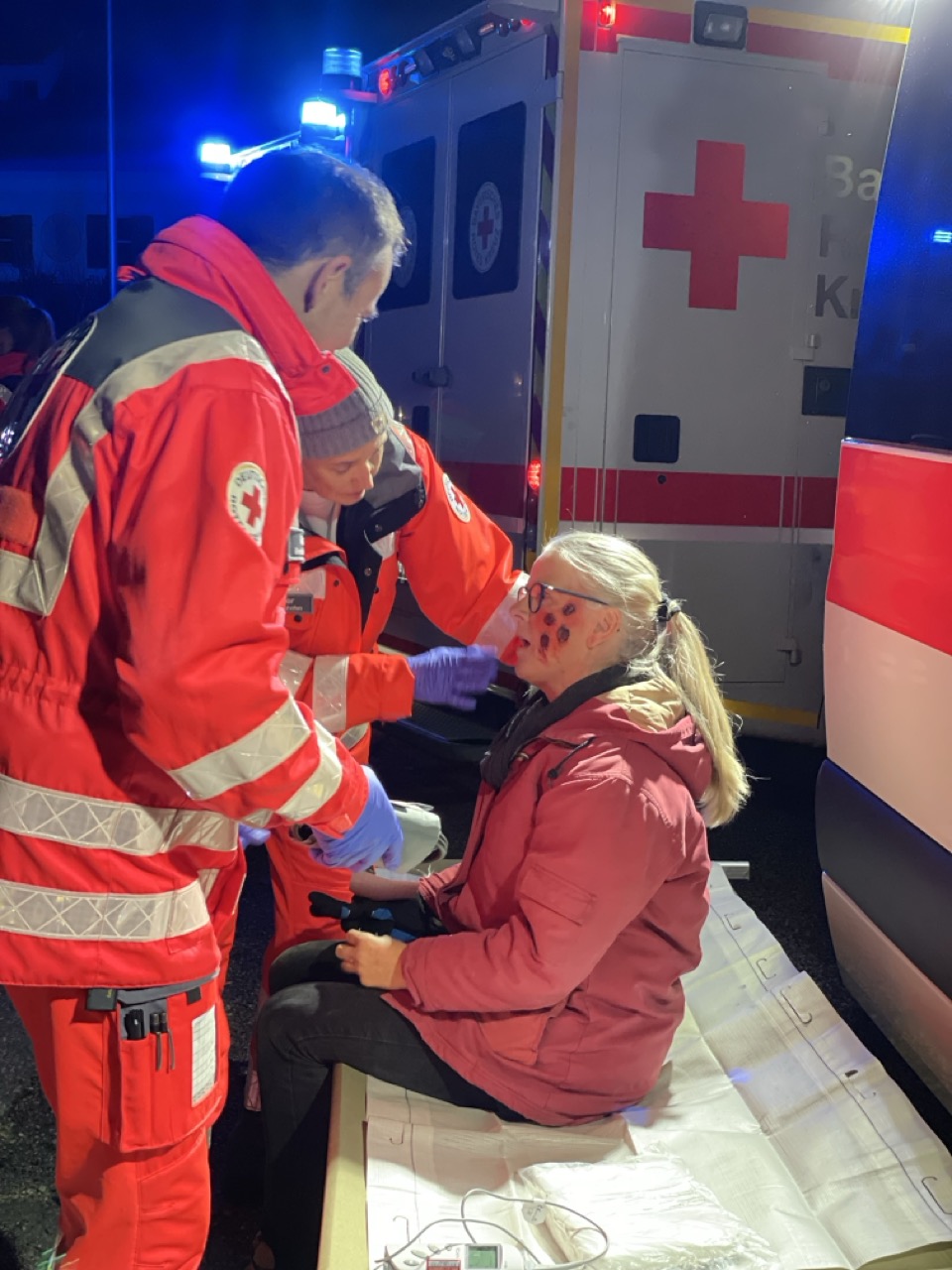 Verletzte wird durch das BRK Deisenhofen Versorgt Eine verletzte Person wird durch die Einsatzkräfte des BRK Deisenhofen versorgt