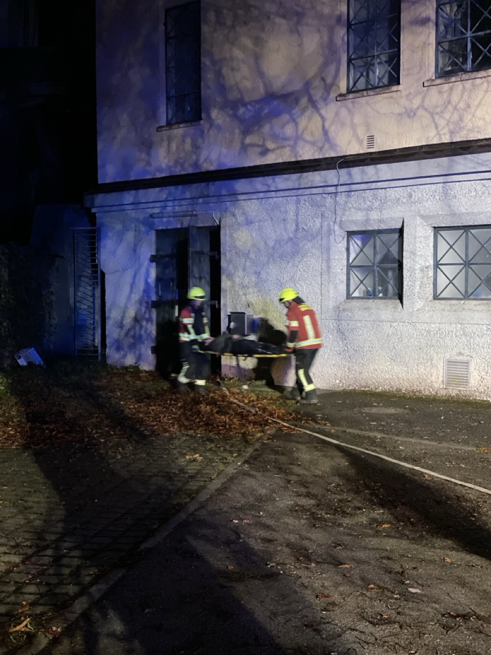 FF Rettet Person Personenrettung durch Mitglieder der Freiwilligen Feuerwehr