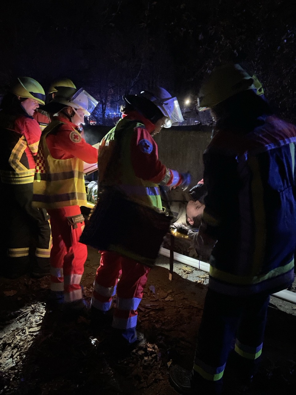 Sichtung Eine gerettete Person wird durch das Sichtungsteam ersteingeschätzt.