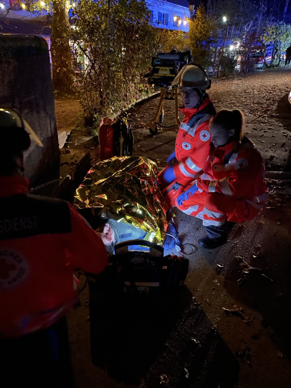 SK1 Pat. behandlung Ein schwer verletzter Patient wird durch das BRK Versorgt